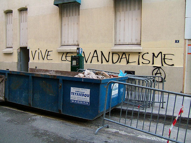 Bombage. MurSlogan1.jpg
