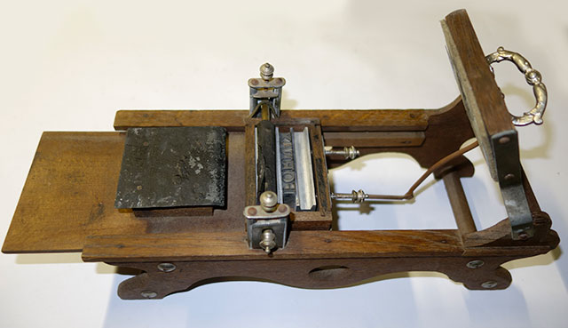 PresseEncrageAutomatiqueBois3.jpg