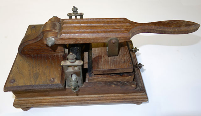 Presse jouet en bois. PresseJouetLevierBois1.jpg
