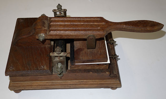 Presse jouet en bois. PresseJouetLevierBois5.jpg