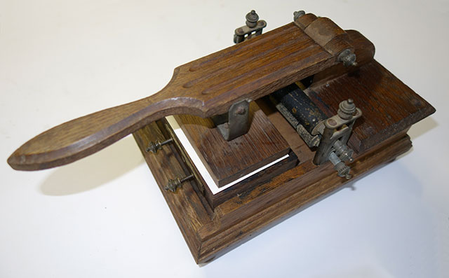 Presse jouet en bois. PresseJouetLevierBois6.jpg
