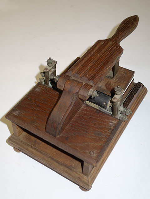 Presse jouet en bois. PresseJouetLevierBois7.jpg