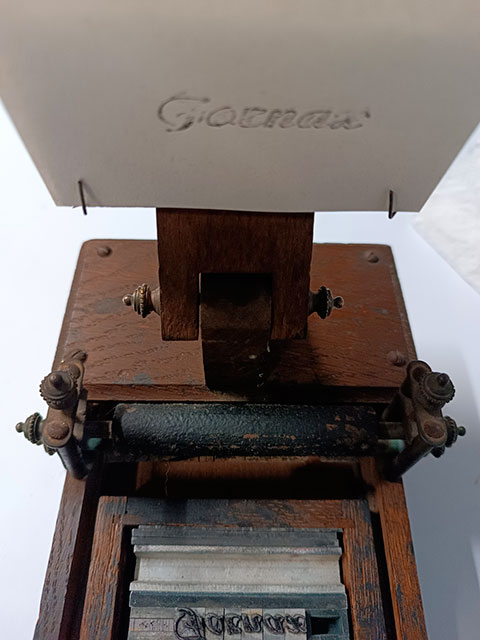 Presse jouet en bois. PresseJouetLevierBois8.jpg